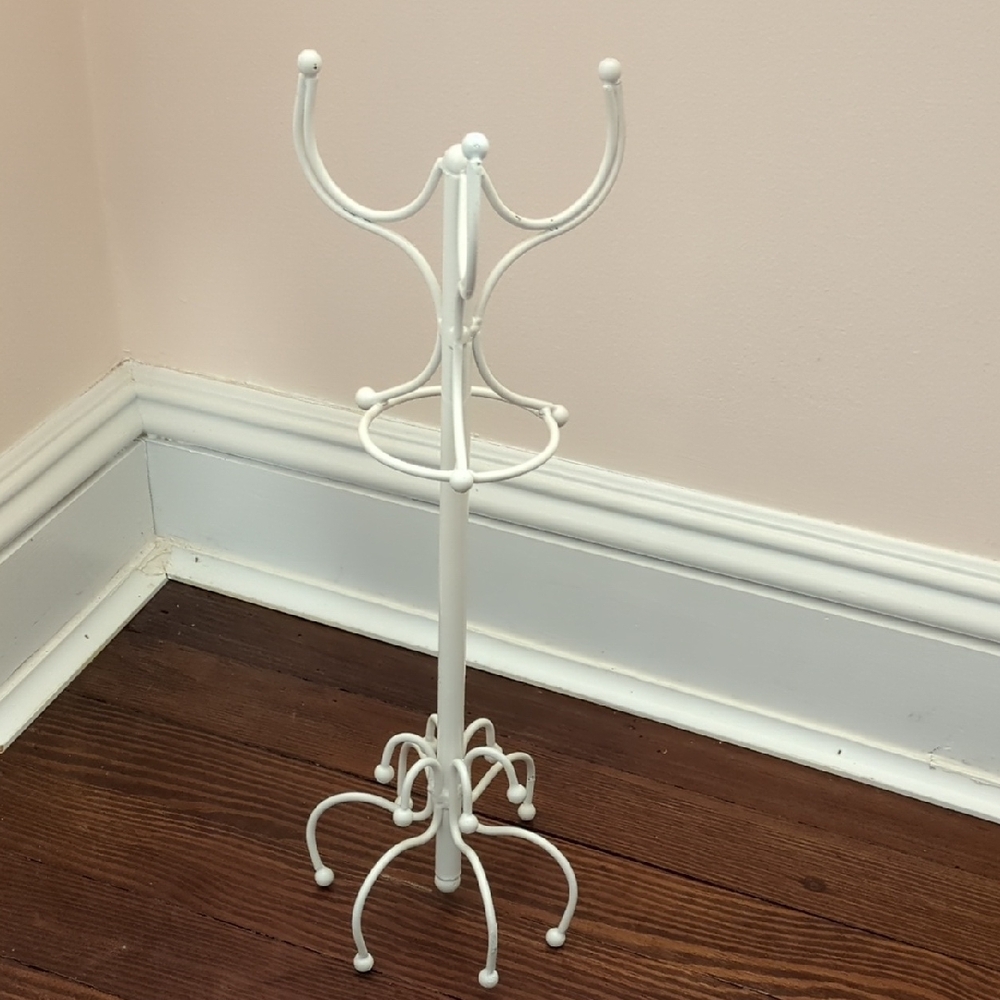 White Metal Jewelry Stand